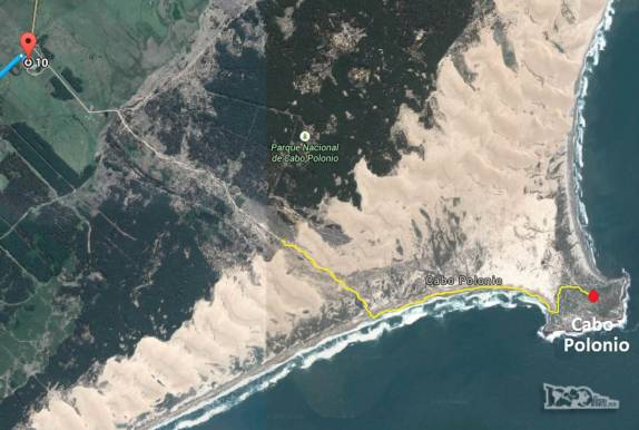 Na foto do satélite é possível ver o caminho de areia que o caminhão segue do estacionamento do parque até a praia. Daí ele segue, ao lado do mar, até o pequeno povoado de Cabo Polonio, no litoral do Uruguai